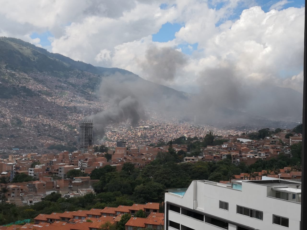 Fuerza Naranja apoya atención de incendio estructural en Medellín